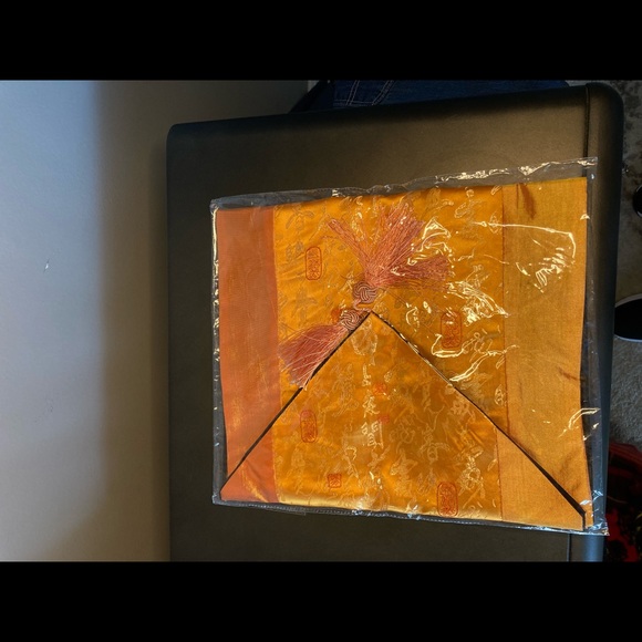 NWOT Asian Inspired Table Runner & Placemats Gold Black Satin Tassel. - Picture 2 of 6